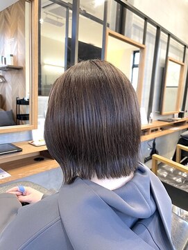 ソッカ(socca) 外ハネ切りっぱなしボブ