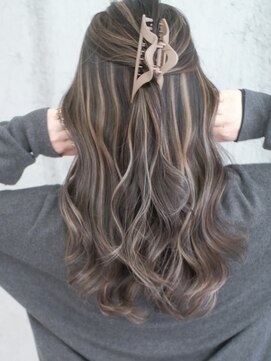 マリアナ(Mariana) ハイライトショートヘアレイヤーカットダブルカラー