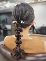 ビバラヘアー(VIVA LA HAIR)&nbsp;編み下ろし お呼ばれヘア 結婚式 三つ編み 成人式 ヘアアレンジ