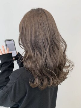グラム(gram) 透明感グレージュのゆる巻きミディ