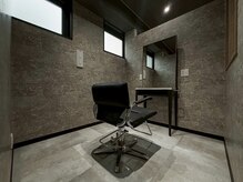 Men's salon anhelo名駅【メンズサロンアネロ】メンズカット/メンズパーマ/眉毛/MEN'Sの雰囲気（洗練された空間で、メンズスタイルを。［men's/メンズサロン］）