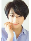 艶のある黒髪ショートヘアで女度アップ