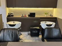 モーイ ヘア(Mooi hair)の雰囲気(広めのシートで心地よいシャンプー台をご用意しています♪)