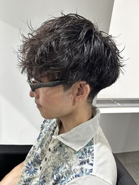 ヒュイル バイ ニアウ(Hwyl by Niau) メンズマッシュパーマニュアンスパーマスパイラルパーマ刈り上げ