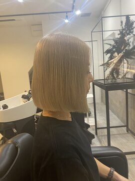 アルトラ(ALTLA) ブロンドベージュ×ミニボブ