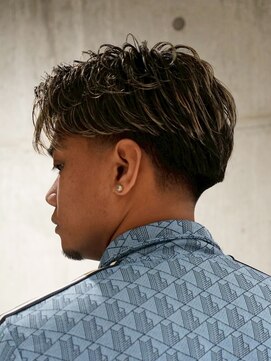 メッツ 原宿(METS) MEN'S/毛流れサイドパート×ハイライト/テーパーフェード