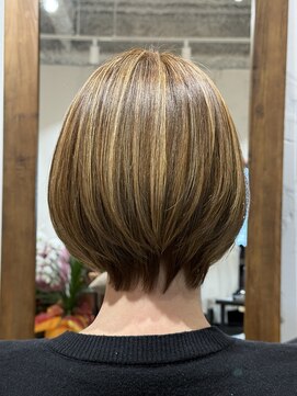 東京美粧 金町美容室　ハイライト×グレーカラーのボブスタイル