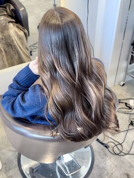 ケリーアン 太田(kelly.un) 透明感グレージュ / うる艶ミディ / 群馬太田