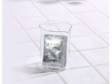 hoyu独自の新技術CiP SHOT（シーアイピーショット）で毛髪内部へ直接働きかけ、芯から再構築します。