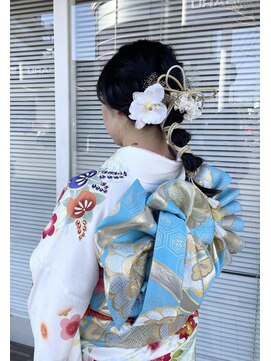 サクラ(SAKURA) 成人式/振袖ヘア/編みおろし/造花/玉ねぎヘア/黒髪/紐アレンジ