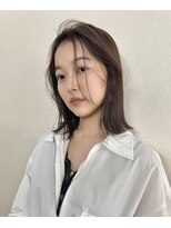 ホテリー(Hotely)&nbsp;自然と流れる前髪が可愛いミディアムヘア