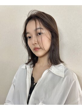 ホテリー(Hotely) 自然と流れる前髪が可愛いミディアムヘア