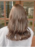 ミルクティーベージュ くすみベージュ ウェーブヘア　セミロング