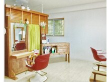 ヘアサロン トモリ(Hair Salon Tomo-Ri)の雰囲気（店内はスリッパに履き替えて頂いております。）