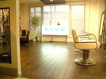 スナッグヘアデザイン(SNUG HAIR DESIGN)の雰囲気（広くとられたスペースで、ゆったり施術を受けられます。）