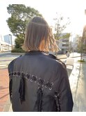クリーミーベージュとスクエアボブ