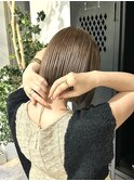 グレージュアッシュブラウン切りっぱなしボブブリーチカラー髪色