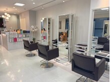 リファインド ギフト ヘアー ステージ(Refined gift HAIR STAGE)の雰囲気（白を基調とした明るい店内とお客様同士の間隔が広いセット面！）