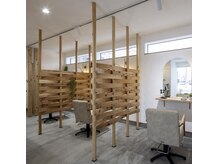 モノバイモガ(mono by moga)の雰囲気(自然素材をふんだんに使った落ち着いた雰囲気の店内。)