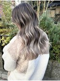 秋のトレンドエアタッチバレイヤージュとホワイトシルバー巻き髪