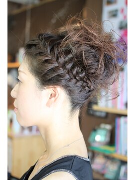 オーバーキャプテンネイキッド(OVER CAPTAIN NAKED) キレイシルエット編み込みアップ(結婚式お呼ばれヘアアレンジ)