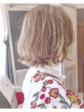 ヘアーアンドアトリエ マール(Hair&Atelier Marl) 【Marl外国人風カラー】ホワイトグレージュの外ハネボブ