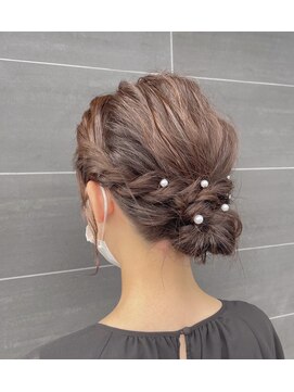 アチーブリス(achieve Liss) ヘアアレンジ ロープ編みシニヨンアップスタイル 結婚式お呼ばれ