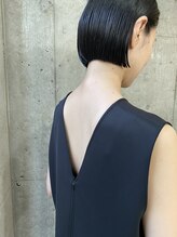 丸くならないパツっと切ったライン感のあるヘアスタイル。(切りっぱなしボブ/表参道/インナーカラーボブ)