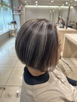 アッシュ 高幡不動店(Ash) コントラストハイライト前下がりショートボブ前髪無しシルバー