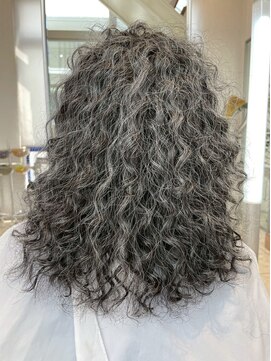 カミオ シオン(KAMIO CION) 【個性を活かす！プラチナグレイの天然パーマ風ウェーブ】