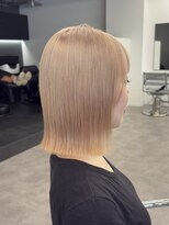 アンドシー(&C.) 暖色系ベージュ、切りっぱなしボブ