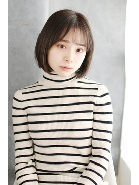 ラクシア(LUXIA) ツヤ感ベージュの切りっぱなしボブ