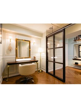 ドリンク、全席電源&Wifi完備。タブレットで雑誌や映画も◎お客様の次の予定を大切に心掛けています。