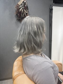 デジャブー (DEJAVU)の写真/憧れのデザインカラーに挑戦!ダブルカラーで魅せるハイライト&インナーカラー◎(39文字)