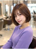 艶ブラウンの丸みショートボブ