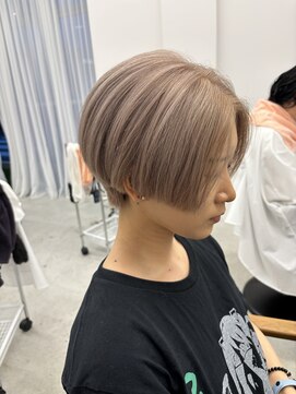 テラス トヨタ(Telasu Toyota) ハンサムショートのホワイトグレージュカラー