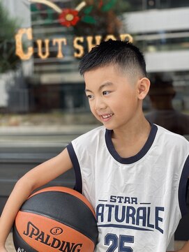 フォーコーナーズ(Four Corners) キッズカットフェード刈り上げ男の子髪型