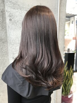 ラベンダーグレージュカラーのローレイヤーカット