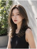 セミロング×オリーブグレージュ×センターパート