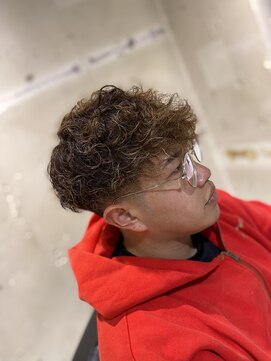 フランクスバーバーザスタンド(Frank’s barber the stand) スペインカールスキンフェードツーブロックE