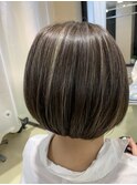 大人ショートボブ　ハイライトカラー　白髪ぼかし
