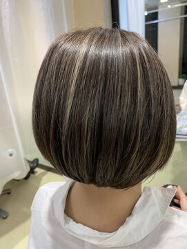 アズール 草加(azule) 大人ショートボブ　ハイライトカラー　白髪ぼかし