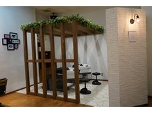 ヘアープロデュースランプスの雰囲気（半個室のシャンプースペースでおくつろぎください☆）