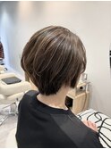 馴染ませスモーキーカラーハイライトのショートボブ