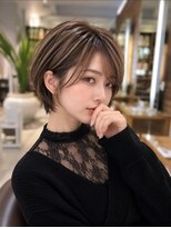 ロハスバイケンジ(LOHAS by KENJE)&nbsp;細め白髪ぼかしで自然に馴染むくびれショート