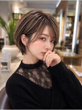 ロハスバイケンジ(LOHAS by KENJE) 細め白髪ぼかしで自然に馴染むくびれショート