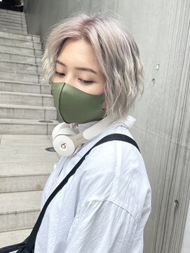 ディア(.eer) ハイトーンカラー ツイストウェーブ風スタイリング ケアブリーチ