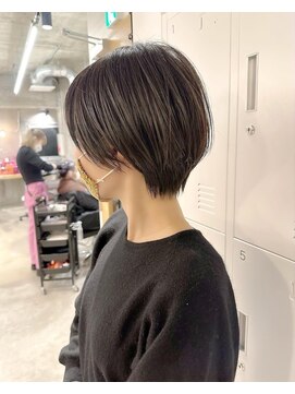 トヌコア ルア 下北沢店(TONUKOA RUA) 【サロンスタイル】丸みのある黒髪ショートスタイル