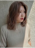 ベージュとラフウェーブ