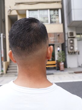 バーバー ヤマミチ(BARBER YAMAMICHI) <理容室>スキンフェード 七三風 ライン入り